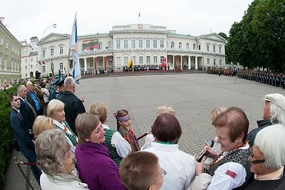 Valstybės vėliavų pakėlimo ceremonija / LRVK | Dariaus Janučio nuotr.