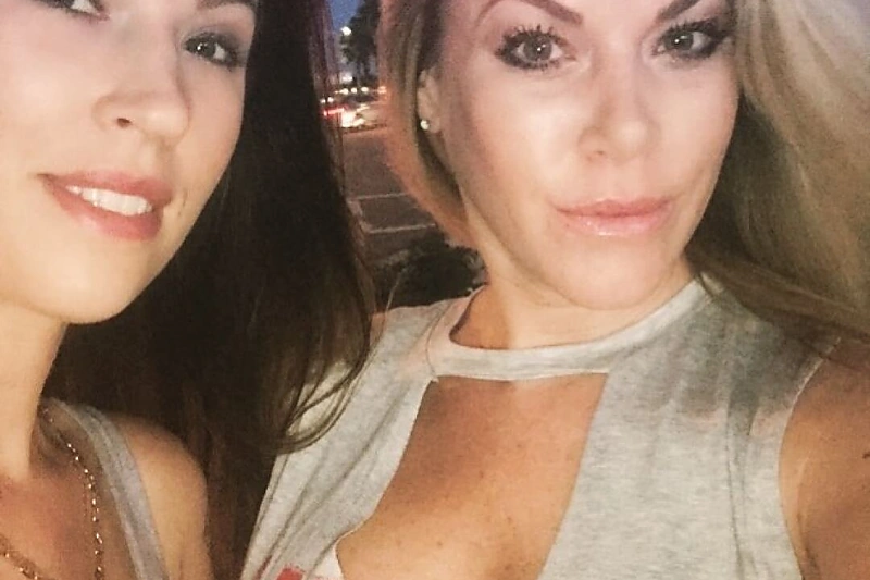 Melissa Meeks (kairėje) su seserimi