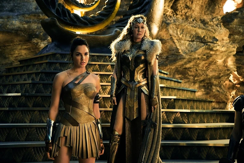 Robin Wright ir Gal Gadot filme "Nuostabioji moteris"
