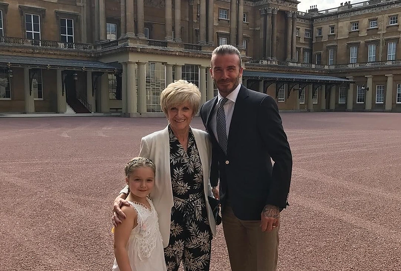 Harper Beckham su tėčiu ir močiute