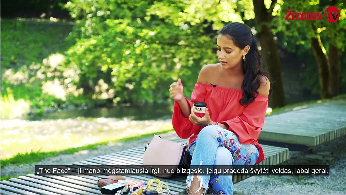 ka-savo-rankineje-slepia-stiliste-karolina-meschino