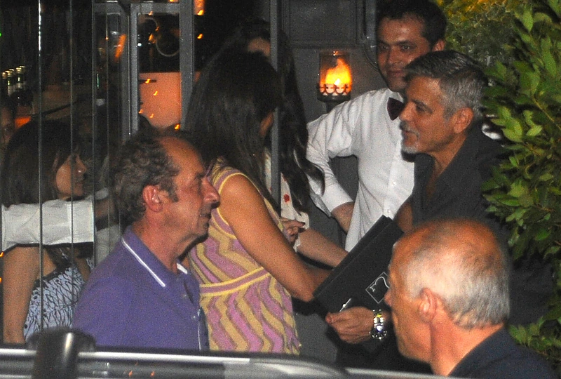 Amal ir George'as Clooney pirmą kartą po dvynukų gimimo pasirodė dviese