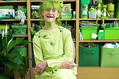 Moteris rengiasi tik žaliai: tai daro gyvenimą linksmesnį