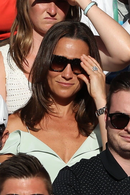Pippa Middleton su mama Carole ne vieną dieną mėgavosi Vimbldono teniso turnyru