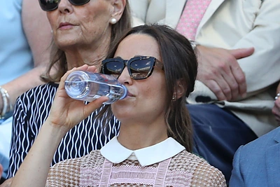 Pippa Middleton su mama Carole ne vieną dieną mėgavosi Vimbldono teniso turnyru