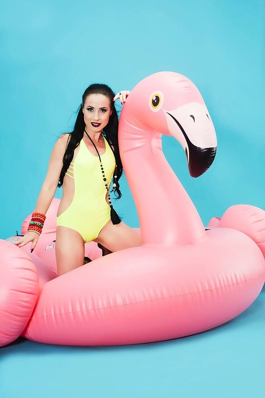 Dainininkė Ingrida Kazlauskaitės ir šokių grupės „Girls Only“ fotosesijos akimirka