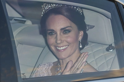 Per susitikimą su Ispanijos karaliais Catherine puošė karališkosios relikvijos ir provokuojanti suknelė