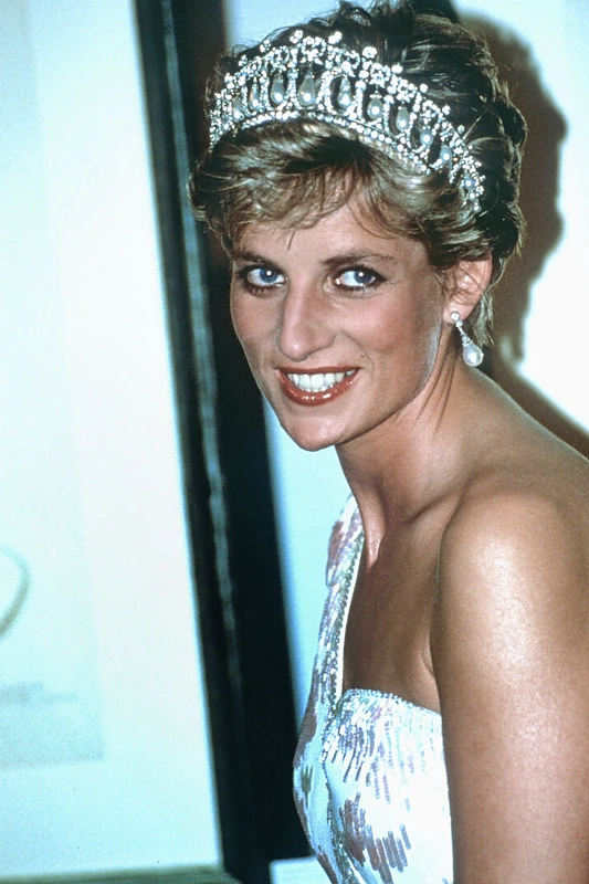 Princesė Diana su perlų tiara