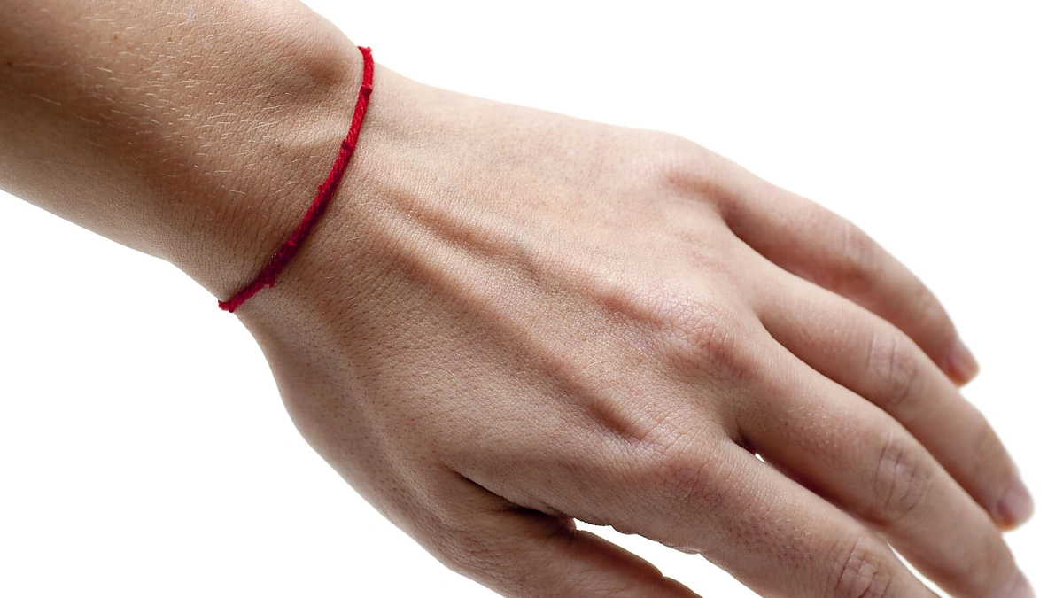 Raudonas siūlas ant riešo