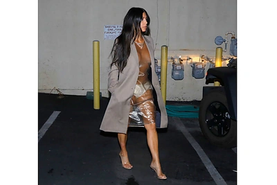 Kim Kardashian driokstelėjo – vakarienei pasipuošė suknele iš permatomo plastiko