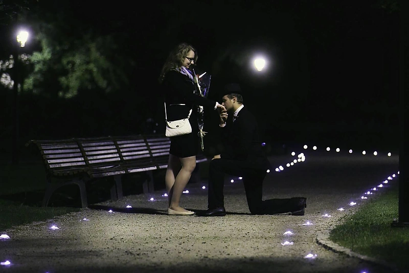 Augustinas Viruišis dėl mylimosios Bernardinų sode uždegė 700 šimtus žvakių ir jai pasipiršo