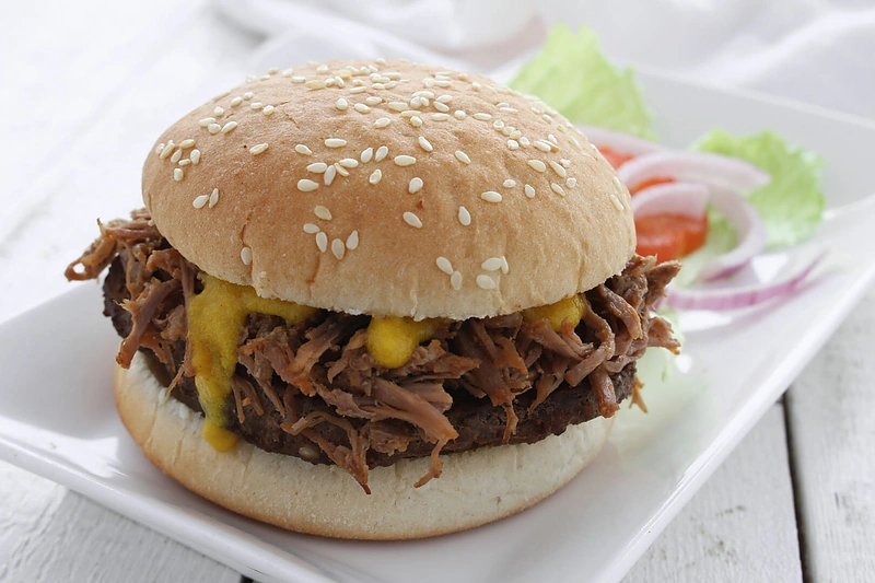 Mėsainis su plėšyta kiauliena