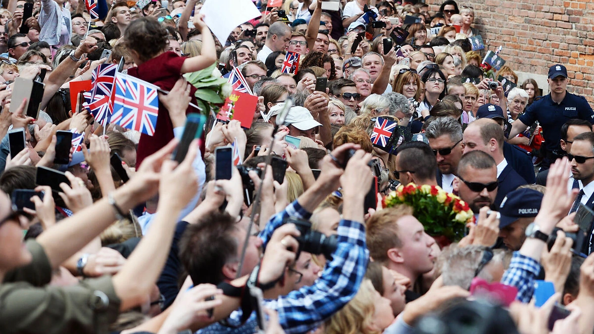 Tūkstantinė minia pasitiko princą Williamą ir Catherine