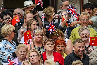 Tūkstantinė minia pasitiko princą Williamą ir Catherine