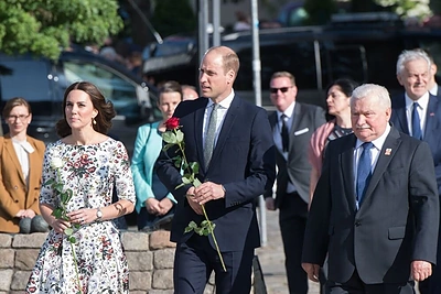 Tūkstantinė minia pasitiko princą Williamą ir Catherine