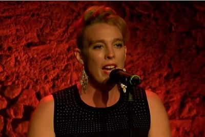 Žiūrovus apėmė siaubas: 35-erių metų dainininkė nualpo ir mirė pasirodymo metu