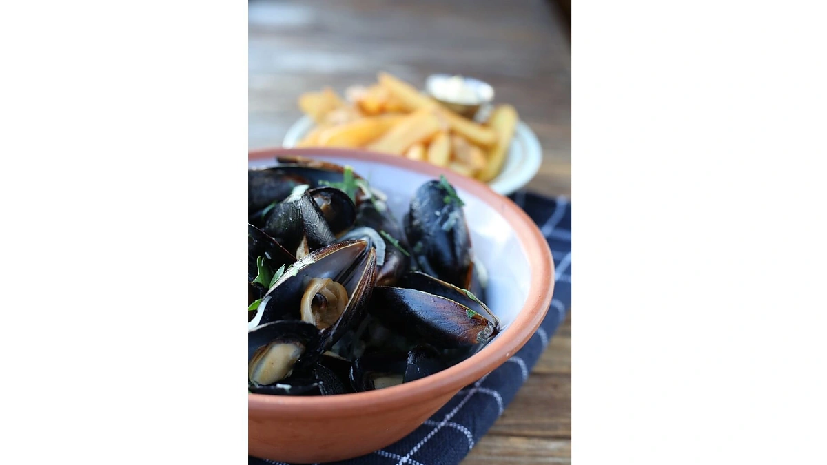 Midijos baltame padaže