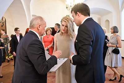 Kauno Rotušėje penktadienio popietę amžinai būti kartu vienas kitam prisiekė muzikantai bei dizaineriai Artūras Kirslys ir Agnė Daujotaitė