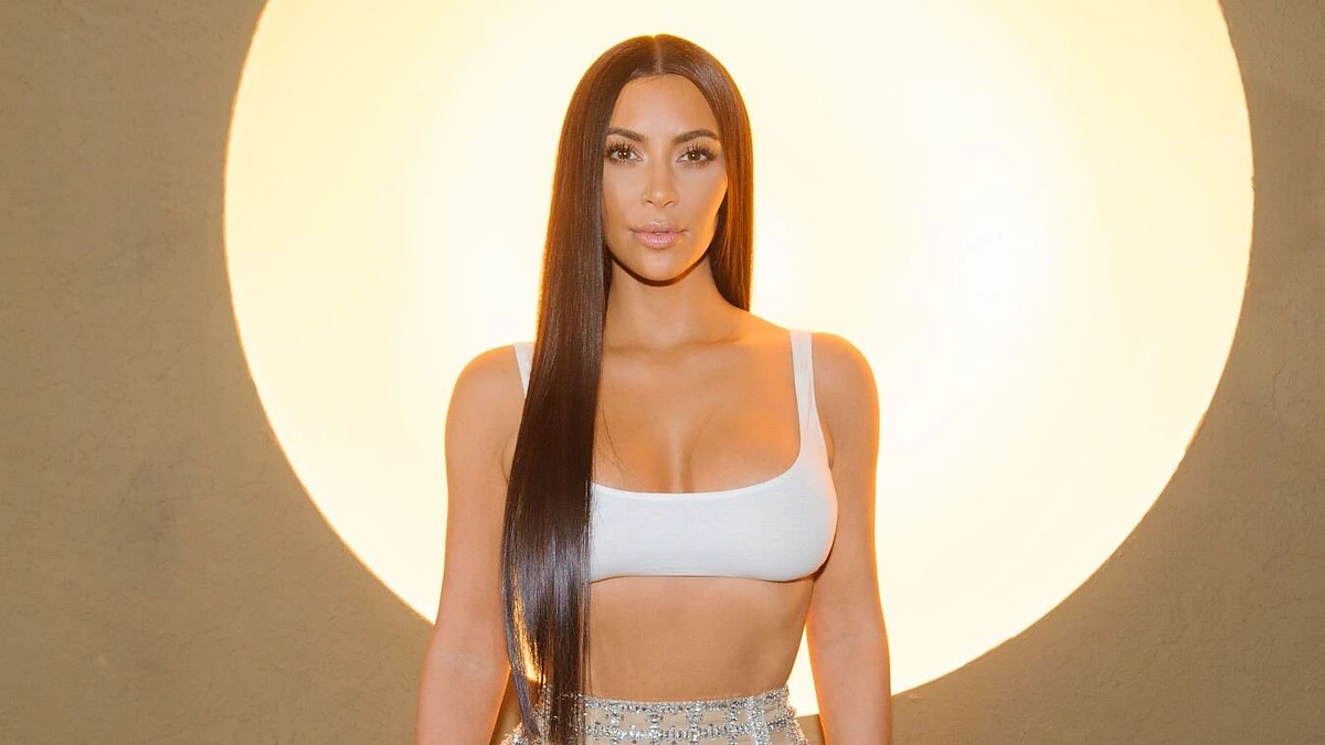 Kim Kardashian nustebino neįtikėtinais figūros linkiais