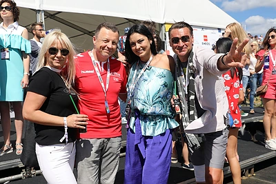 Žinomi Lietuvos žmonės mėgaujasi įspūdingų automobilių gausmu Palangoje