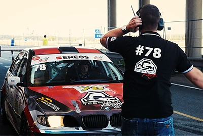 Įspūdingos mašinos ir įžymybių desantas „ENEOS 1006 km lenktynėse“ Palangoje