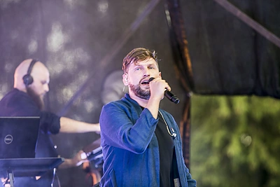 Artėjant koncertui bažnyčioje, „Golden Parazyth“ pristato naują dainą