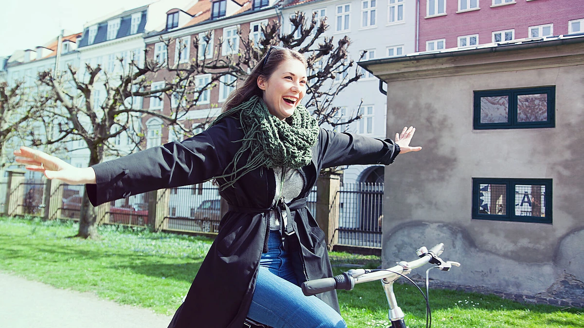 Kopenhaga, moteris važiuoja dviračiu