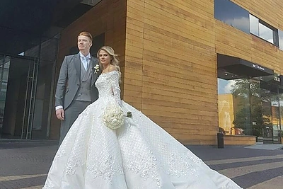 Dainininkės Alos Pugačiovos anūkas Nikita Presniakovas su žmona kopinėja medų saloje