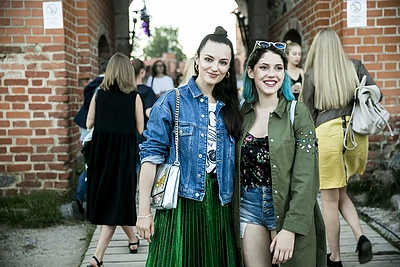 Žinomi žmonės užplūdo britų žvaigždės Jessie Ware koncertą Trakų pilyje