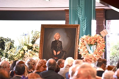 Amžinojo poilsio palydėta legendinio dainininko Franko Sinatros našlė Barbara