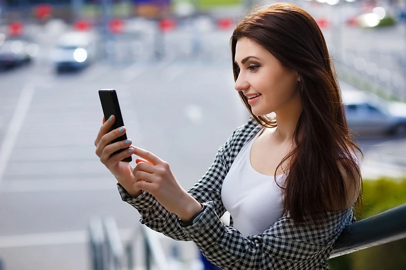 Mergina, telefonas, nuotrauka