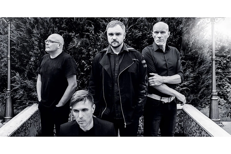 Grupė "Kiti kambariai": Arnoldas Lukošius – klavišiniai, Žilvinas Sebeika – vokalas, gitara, Algis Kriščiūnas – būgnai, Darius Burokas – bosinė gitara