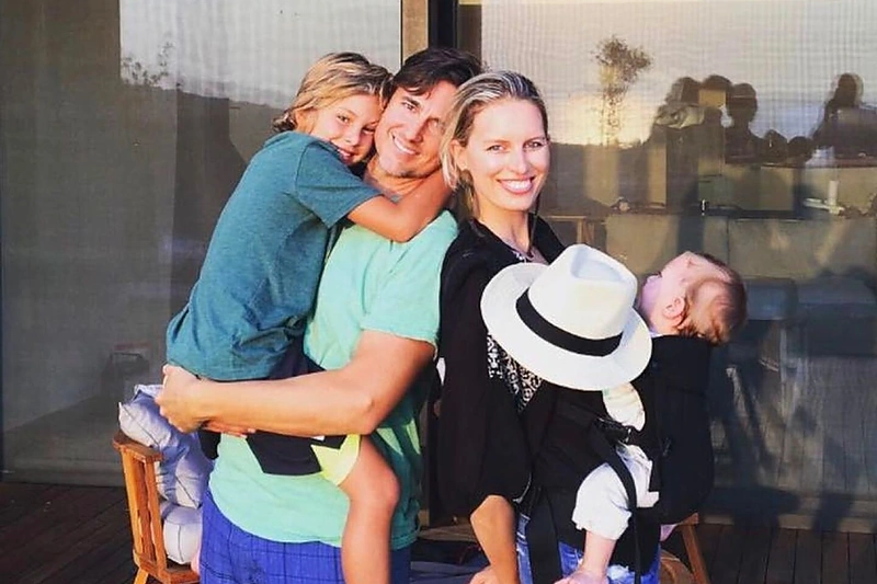 Karolína su vyru Archie Drury ir sūnumis Tobinu ir Noah