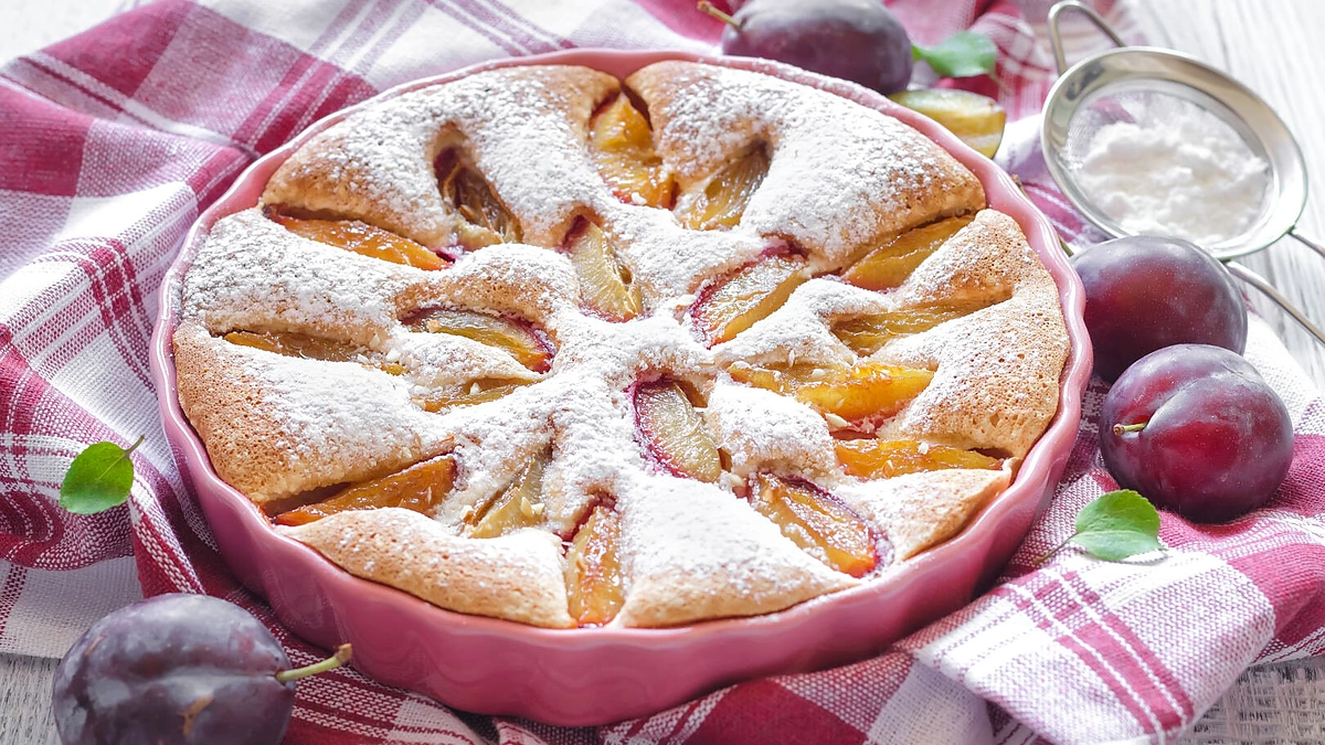 Biskvitinis slyvų pyragas