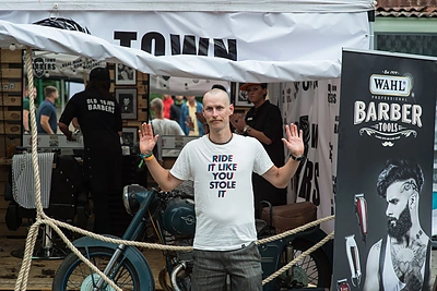 Pirmasis barzdaskučių salonas po atviru dangumi