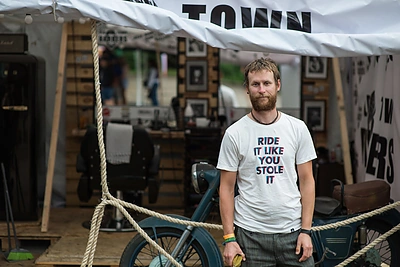 Pirmasis barzdaskučių salonas po atviru dangumi