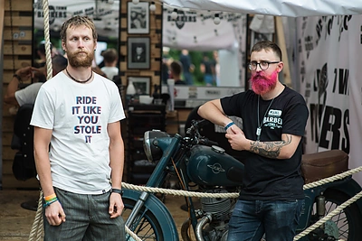 Pirmasis barzdaskučių salonas po atviru dangumi