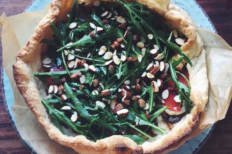 Karamelizuotų svogūnų tartas su bri, slyvomis ir migdolais