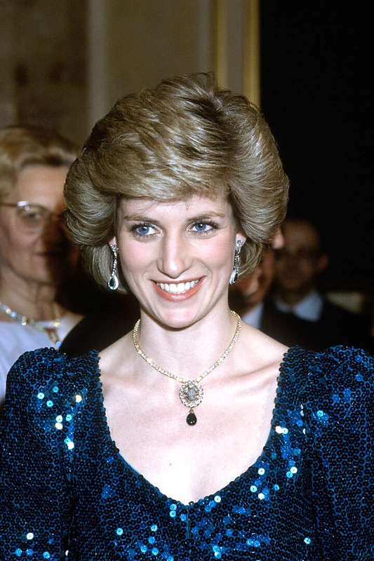 Princesė Diana su karalienės Motinos dovanotu pakabuku