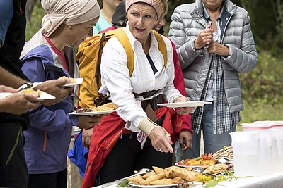 Norvegijos karalienė Sonja išsiruošė į žygį su imigrantais