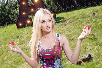 Grožio formulė pagal Ugnę Galadauskaitę: mergina išdavė tankių blakstienų ir žvilgančių plaukų paslaptį