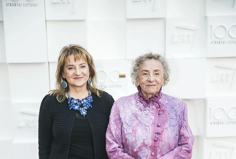 Regina Varnaitė (dešinėje)