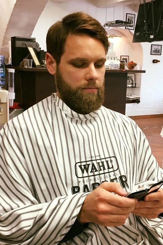 Plaukai aplink visą veidą