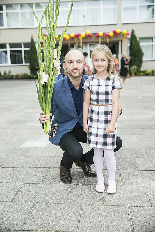 Į pirmą klasę dukrą Smiltę palydėjo Donatas Baumila, kartu - ir jo brolis Vaidas Baumila