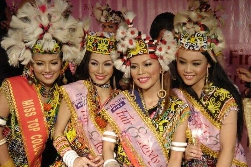 Luko žmona Eillen anksčiau dalyvavo grožio konkurse "Mis Borneo"