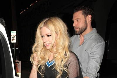 Avril Lavigne su nauju mylimuoju laiko nešvaisto – vienas nuo kito neatitraukia rankų