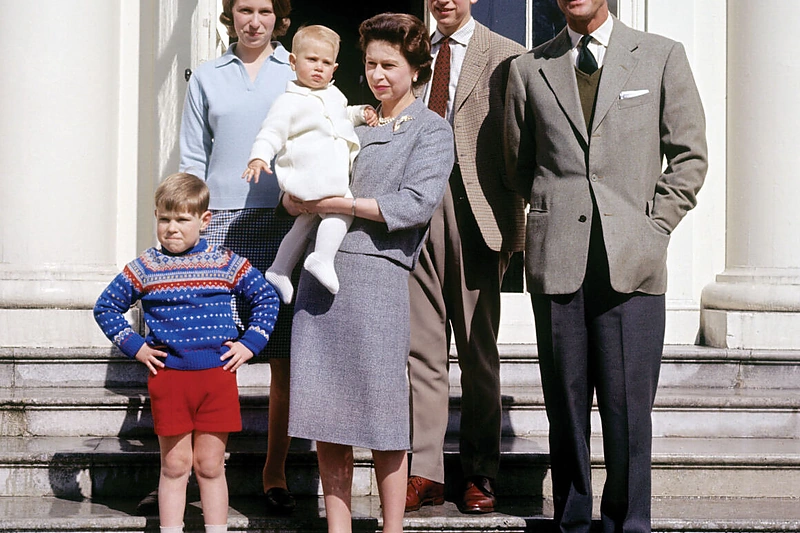 Karalienė Elizabeth II su sutuoktiniu princu Philipu ir jųdviejų vaikais: princais Charlesu, Edwardu, Andrew ir princese Anne