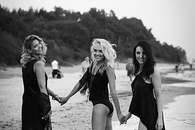 Ištekėjus paskutiniajai „Queens of Roses“ narei merginos ryžosi seksualiai fotosesijai