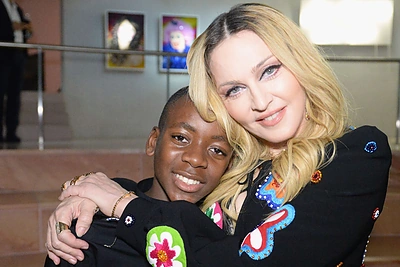 Dainininkė Madonna dėl įsūnio keičia šalį