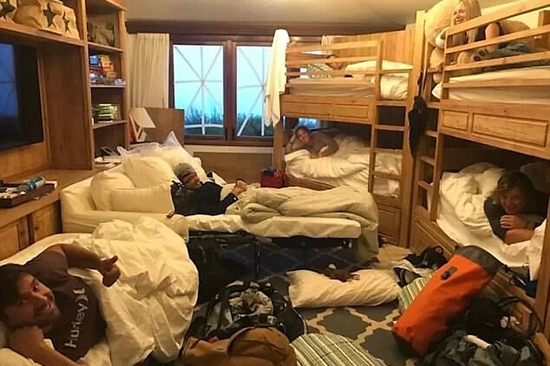 Richardas Bransonas su personalu ruošiasi uraganui Irma